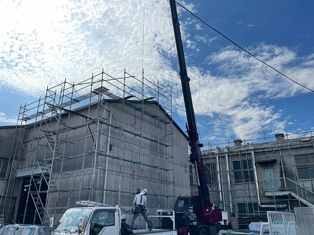 姫路市　工場屋根工事　クレーンで荷揚げ段取り